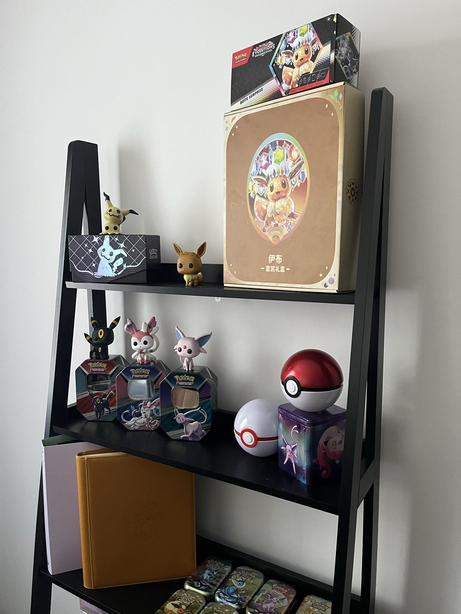 love_bouboubou's tweet photo. Mon étagère et celle de mon chéri @Nicoaxn ! On vient de commencer soyez indulgents ! Et il manque beaucoup (BEAUCOUP) de #pikachu 
.
.
.
#pokemon #evoli #decoration #collection https://t.co/ONYKxjc9tu
