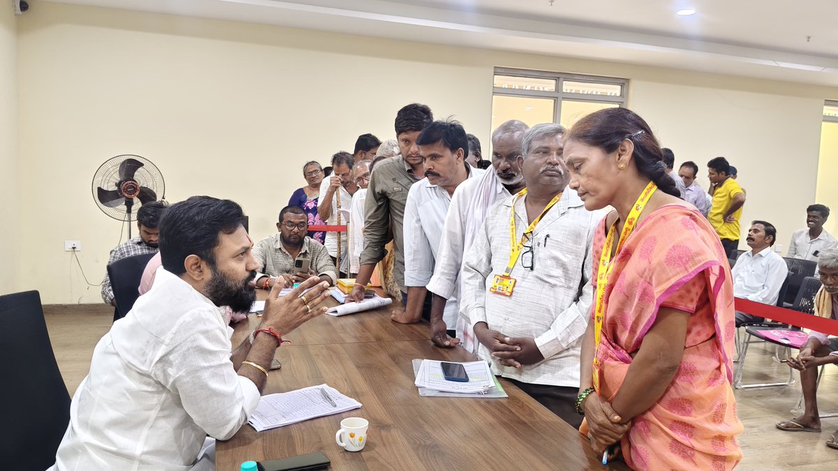 PolamReddyOffl's tweet photo. ప్రజల సమస్యల పరిష్కారమే లక్ష్యంగా ‘ప్రజా వేదిక’

గౌరవ ముఖ్యమంత్రి, తెలుగుదేశం పార్టీ జాతీయ అధ్యక్షులు శ్రీ నారా చంద్రబాబు నాయుడు గారి ఆదేశాల మేరకు మంగళగిరిలోని తెలుగుదేశం పార్టీ కేంద్ర కార్యాలయంలో ఈరోజు నిర్వహించిన ‘ప్రజా వేదిక’ (గ్రీవెన్స్ డే) కార్యక్రమంలో పాల్గొని ప్రజల నుంచి పెద్ద ఎత్తున వచ్చిన వినతులు, అర్జీలను స్వీకరించి వారి సమస్యలను తెలుసుకున్నాము. ముఖ్యంగా గత ప్రభుత్వ హయాంలో రాజకీయ కక్షసాధింపులతో నమోదైనట్లు ప్రజలు పేర్కొన్న అక్రమ కేసులు, గత ఐదేళ్లలో చోటుచేసుకున్న భూ ఆక్రమణలకు సంబంధించిన ఫిర్యాదులను క్షుణ్ణంగా పరిశీలించాము. ప్రజల సమస్యలను సంబంధిత ఉన్నతాధికారుల దృష్టికి తీసుకెళ్లి, బాధితులకు వీలైనంత త్వరగా న్యాయం జరిగేలా చర్యలు తీసుకునేందుకు కృషి చేస్తున్నాము.

ప్రజల పక్షాన నిలబడి, ప్రతి సమస్యకు పరిష్కారం చూపించాలనే సంకల్పంతో గౌరవ ముఖ్యమంత్రి శ్రీ నారా చంద్రబాబు నాయుడు గారి నాయకత్వంలోని కూటమి ప్రభుత్వం నిరంతరం పనిచేస్తోంది. ప్రజల సమస్యలను వినడం మాత్రమే కాకుండా, వాటికి శాశ్వత పరిష్కారం చూపించడమే మా లక్ష్యం. మీ సమస్య ఏదైనా సరే… ప్రజల కోసం తెలుగుదేశం పార్టీ అండగా ఉంటుంది.

— పోలంరెడ్డి దినేష్ రెడ్డి
చైర్మన్, APEMCL

#PrajaVedika #TDP #NaraChandrababuNaidu #PublicGrievances #PolamreddyDineshReddy