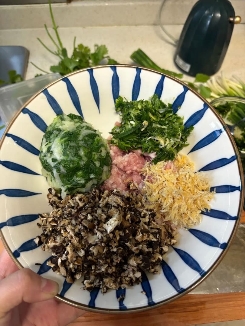 9YTang's tweet photo. Idleness is the key of beggary.🦡🥗
假期奔赴远方寻味而来常州的银丝面，广州的虾饺皇，大连的海胆蒸蛋，上海的本帮红烧肉，宁波的宁波汤圆，门上深圳的猪脚饭@8oTxJAvDDikyOKO
武汉的武昌鱼外 围深圳的沙井生蚝🦥 https://t.co/WtCN3dCHCS