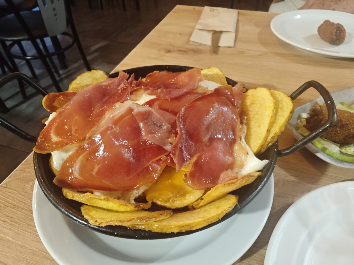 KatySnchez's tweet photo. Sartén de huevos rotos con jamón, un caprichito que siempre apetece. #jamon #huevos #hacerfotos https://t.co/H1z6LCXXkq