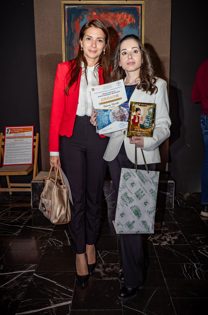 Vesi_K's tweet photo. #VeselaAlegria #writers #writing #authors #authorevents #literaryevents 🏆📚🌟  церемонията по награждаването в VII Национален конкурс за авторска приказка 2025 г. на тема: „ХИТЪР ПЕТЪР И ИЗКУСТВЕНИЯТ ИНТЕЛЕКТ“, Stara Zagora
снимки/photos by Слави Котаров (Slavi Kotarov) https://t.co/skTA58lQlh