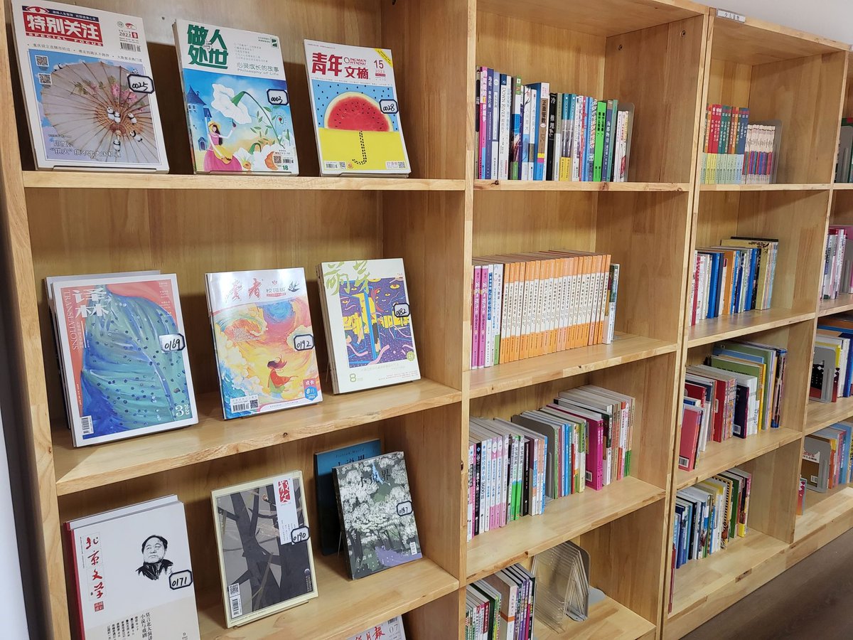 ymnlryry2's tweet photo. Decluttered my bookshelf this weekend—duplicate novels u0026 unused decor sent to a local charity. Small space, big fresh vibe! https://t.co/qBVDVqle6g