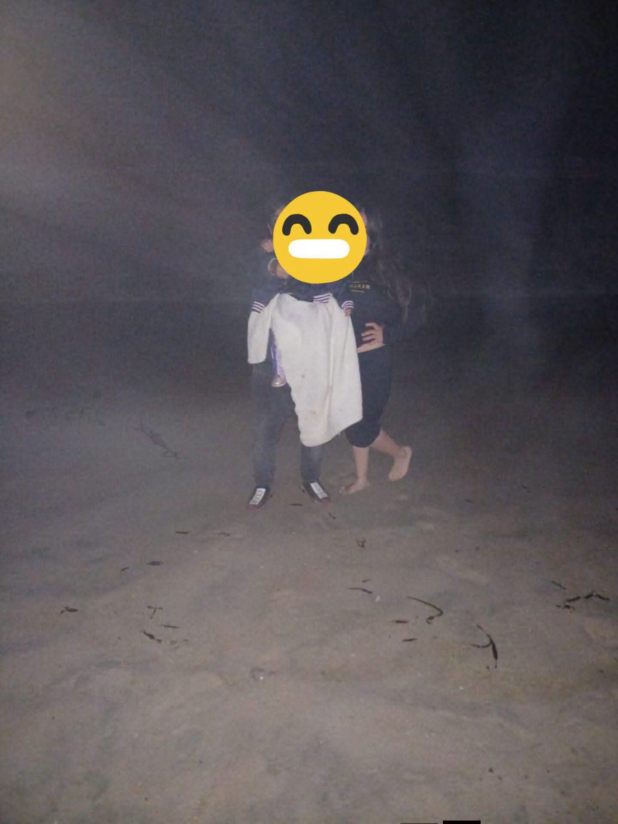 RinconSiniestro's tweet photo. Esta foto fue tomada en Playa El Tabo en 2016… y hasta hoy sigue siendo un misterio.
Entre varias fotografías de ese día, solo en una apareció una extraña figura parecida a un pescador. En la siguiente… ya no había nadie.
¿Quién apareció en la foto?
#Paranormal #FotoFantasma https://t.co/0tYBZslsjd