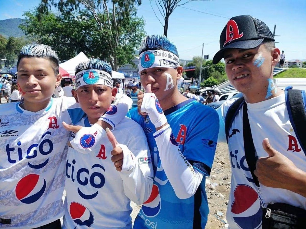 xfasito's tweet photo. albos antes del régimen de excepción / albos después del régimen de excepción https://t.co/Kc67n7MRbO