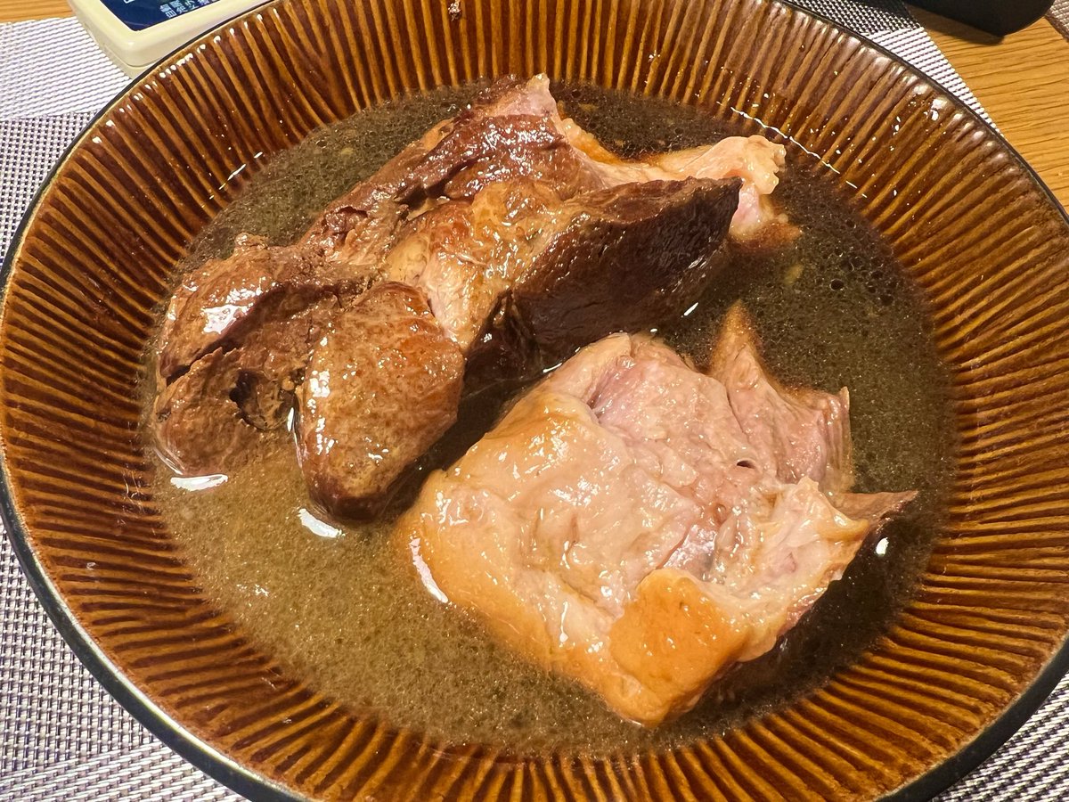 nvfdy's tweet photo. 豚の角煮。生姜入れたりネギの青い部分入れるのが面倒で試しに無しで作ってみたら普通に上手く出来た。味付けは醤油みりん酒のみ。甘味が欲しかったので蜂蜜を足したらちょうど良くなった。これなら楽なのでまた作ろう。 https://t.co/UBzjt3CXhA
