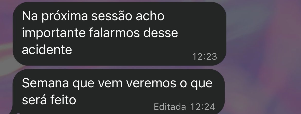abeilleitsme's tweet photo. eu chegando na terapia semana q vem indo falar do show da demi lovato enquanto minha psicologa ta preocupada c um leve atropelamento (sim estou manca mas viva https://t.co/lxWWICJVeo