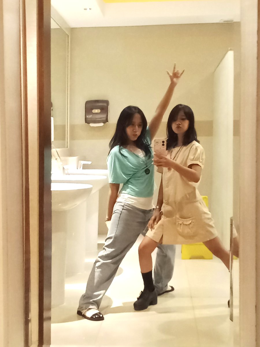 chizurueee's tweet photo. HEI MAKASIH TOILET BRAGA (5 kali bolak balik) https://t.co/hx8h4qxZla