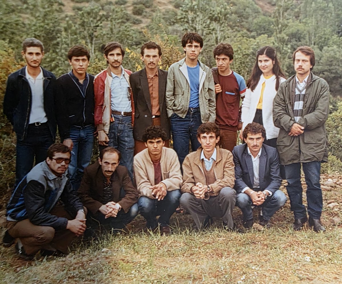 61HarunArslan's tweet photo. Yapay değil, gerçek #seksenler ... 

Bu fotoğraflar, 12 Eylül darbesi sonrasında yeniden derlenip toparlanma gayretindeki milliyetçi/ülkücü hareketin, genelde Ege Üniversitesi'nin, özelde de Basın Yayın Yüksek Okulu'nun çekirdek kadrosunu gösteriyor. Son fotoğraf efsane Ülkü Ocakları Başkanımız rahmetli Ali #MetinTokdemir ağabey ve arkadaşlarının telin mitingine ait.

İlk büyük kaynaşma gezimizi 1985'te Ödemiş Birgi'ye, 1986'da da Sabuncubeli'ne yapmıştık.

1983'ten 87'ye çekirdek kadromuz hızla çoğalmış, Bornova'da Yurtkur öğrenci temsilciliğini kazanmış, Ege ve 9 Eylül üniversitelerinde sayı ve etkinlik bakımından önemli bir güç haline gelmiştik. 

1980'ler özellikle üniversiteli gençler için zor yıllardı.

Türk demokrasinin üzerine kâbus gibi çöken 12 Eylül darbecilerinin zulmünden; gençlik, özellikle de milliyetçi/ülkücü gençlik fazlasıyla nasibini almıştı.

Ağabeyleri Mamak'ta ve ülkenin her yanındaki zindalarda işkence ve zulüm altındayken darbe yönetimi tarafından siyasetten uzak kalmaları öğütlenen gençlik, #seksenler'in çetin şartlarına rağmen susup oturmadı, siyasetten ve ülke gündeminden kopmadı; özetle uslu durmadı. 

1983'te sözde serbest seçimler yapılmış, ancak MHP'nin devamı niteliğinde kurulan ve 1985'te adı Milliyetçi Çalışma Partisi olarak değiştirilen Muhafazakâr Parti ve Adalet Partisinin devamı niteliğinde kurulan Büyük Türkiye Partisi darbecilerinin vetosu nedeniyle seçimlere sokulmamış, Anavatan Partisi tek başına iktidara gelmiş, Halkçı Parti ve Milliyetçi Demokrasi Partisi de muhalefet partileri olarak meclise girmişti.

#Seksenler'de görünürde sivil bir iktidar vardı ancak darbe yönetiminin devlet kurumları, üniversiteler ve yurtlar üzerindeki etkisi halen sürüyordu.

Yatak, yemek, izin vb. şartların iyileştirilmesi için müdürü Albay olan yurtta eylem yapıyor, darbe yönetiminin kontrolündeki YÖK'e, üniversitelere ve iktidara karşı, demokrasi dışı uygulamalar ve özellikle başörtüsü yasağı konusunda adeta isyan bayrağı açabiliyorduk.

Şimdiki gençler bilmeyebilir, #seksenler'de Bulgaristan'daki Türklere sözde medeni dünyanın gözleri önünde büyük bir zulüm vardı. Türklerin isimlerini zorla değiştiriyorlar, öz yurtlarından Türkiye'ye göçe zorluyorlar, mallarına mülklerine el koyuyorlar ve sürgün ediyorlardı.

#Seksenler'de Bulgar zulmüne de sessiz kalmadık.

"Katil Jivkov", "Ordu Sofya'ya", "Ahmet'leri, İvan yapamazlar, Türk'ü Türklüğünden koparamazlar" sloganlarıyla Kordonboyu'nu ve Anadolu'nun bir çok meydanını inlettik.

İşte o zor günlerde başörtüsü yasağının kaldırılması için gazeteleri ziyaret etmiş ve hazırladığımız bildiriyi haber olarak yayımlatmıştık. Bu gazete kupürlerini daha sonra ayrıca paylaşacağım.

İşte o bildiride başörtüsü yasağı kararı alanlara karşı şöyle bir ifare geçiyordu: "...alınan karar, Bulgar zulmüne eşittir..." Nerden bakarsanız bakın müthiş bir ifade. Düşünsenize 12 Eylül darbesinin elebaşı Kenan Evren Cumhurbaşkanı ve biz başörtüsü yasağı kararı alan idareye adeta meydan okuyoruz.

İşte o #SeksenlerKuşağı Bulgar zulmüne de darbe zulmüne de meydan okuyan bir kuşaktı.

Biliyorum bu #seksenler akımı, bir sosyal medya gösterisi, bir yerde magazinel bir akım, şimdi gelip de bu akımı #seksenler'in gerçek gündemine ve özelikle de üniversiteli Türk gençliğinin o zamanki ciddi gündemine bağlamak bazılarına ters gelebilir. Saygıyla karşılarım.

Çünkü ben "sanat sanat içindir" diyenlerin değil, "sanat toplum içindir" diyenlerin tarafındayım.
Dolayısıyla #seksenler'in sosyal ve siyasal gündemini, toplumsal sorunlarını, olaylarını vb. bugünlerde bu vesileyle yeniden hatırlatmanın topluma, millete ve özellikle de gençlere faydalı olabileceğini düşünüyorum.

#Seksenler'de siyasi görüş ayrılığı gözetmeksizin arkadaşlarımızdan ebedi aleme göçenlere Yüce Allah'tan sonsuz rahmet olsun. Yaşayan kardeşlerimize de sağlıklı uzun ömürler ve bin selam olsun. 

Yüce Allah büyük Türk milletinin birliğini daim, bütünlüğünü ve geleceğini kaim eylesin.🇹🇷

#SeksenlerChallenge
#Seksenler
#80s