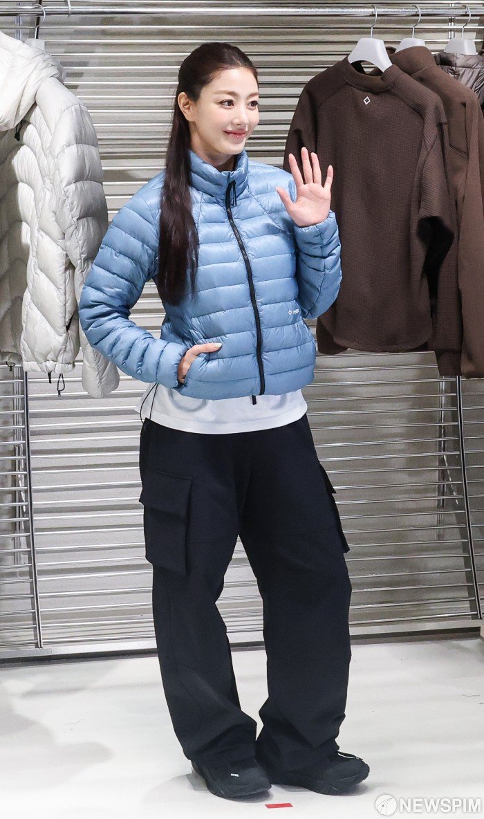 oncetwicebra's tweet photo. Novas fotos da #JIHYO na inauguração da loja principal da Helinox! 

#TWICE #트와이스 @JYPETWICE https://t.co/pEDRVERrmR