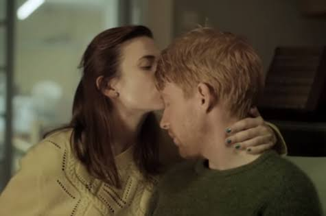 LusFernand64821's tweet photo. @JacobinBrasil Ótimo texto! Mais duas sugestões sobre o tema:
"Be Right Back" (Volto Já), da 2ª temporada, episódio 1 de Black Mirror. Uma viúva encomenda um andróide do marido morto para vencer a solidão; e "Her" (Ela). O protagonista se apaixona perdidamente por uma IA com voz de mulher. https://t.co/faT9Rn6Ipa