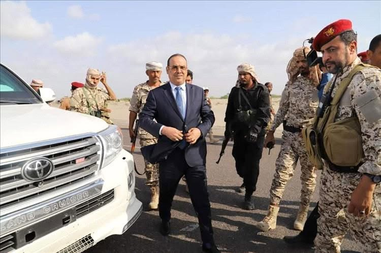 fathibnlazrq's tweet photo. #معركة_بلا_قيادة
كجزء من المصارحة التي يجب ان نقولها ..
نحن نخوض معركة بعشرات ربما بمئات الالاف من الجنود لكنهم بلا قيادة حقيقية .
رئيس الدولة خارج البلاد ، رئيس مجلس النواب ، ابرز القيادات العسكرية والامنية في الخارج.
شعب يخوض صراع مصيري بلا قيادة.
قد يغضب هذا المقال البعض ولكنها الحقيقة التي يجب ان تقال الان وليس غداً.
بحت اصواتنا ونحن نقول :" اعيدوا القيادات التي اخرجت من المشهد منذ سنوات .
طوال ايام وانا اجري تواصلات بالجنود في جميع الجبهات لا اثر لحضور قيادي او شخصية وازنه وحقيقة .
جندي بلا هدير قائد كيف تديره ان يقاتل ؟
هذه المعركة بحاجة الى قيادات حقيقية ، بحاجة الى عودة الرئيس العليمي وكافة اعضاء مجلس القيادة الى الداخل ان لم يكن الى عدن فالى اي محافظة أخرى .
قليلا من المنطق  ياهؤلاء .
فليعد جزء من القيادة الى عدن وجزء اخر الى مأرب .
فليعد سلطان العرادة الرجل الذي لم نعد نعرفه منذ سنوات ، اعيدوا لنا سلطاننا القديم.
اعيدوا احمد الميسري ورفاقه  افتحوا قنوات  حوار مع احمد علي عبدالله صالح .
اخرجوا نايف البكري من وزارة الرياضة هذا المنصب السخيف الذي اسنده اليه بشكل غريب وامنحوه منصبا وطنيا حقيقاً
فليعد ابوزرعة الى عدن وينطلق منها .
اعيدوا قيادات حضرموت الشيخ عمر بن حبريش وعصام الكثيري وغيرهم ..
ماحاجتنا بتكديس كل هذه القيادات في الفنادق؟
تواصلوا بالشيخ حمود المخلافي ورتبوا الأمور معه مهما كان الخلاف، ابو العباس ايضاً الشراجي وغيره.
اعطوا صلاح الشنفرة موقعا حقيقا في الضالع .
رجعوا لعكب الى شبوة .
هناك المئات من الاسماء والقيادات جالسة في البيوت .
لدينا جيوش ضاربة منها عشرات الالاف يقودها اشخاص نكرة ماتعرف  حتى اسمه
المنطق يقول ذلك ، لن ننتصر بلا قيادة.
لايزال هناك متسع من الوقت ومتسع كبير وهذه صرخة للتاريخ وتبرئة للذمة .
اللهم اننا بلغنا اللهم فاشهد .
فتحي بن لزرق