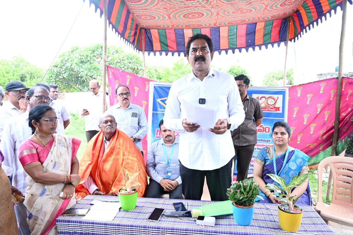 BodePrasad's tweet photo. పెనమలూరు మండలం చోడవరం గ్రామంలో దాతల సహకారంతో నిర్మించిన నూతన గ్రంథాలయ ప్రారంభోత్సవ కార్యక్రమంలో పాల్గొనటమైనది.
సుమారు ₹20 లక్షల విలువైన భూమిని ఉచితంగా అందించిన దాత ప్రసాద్ గారికి, అలాగే CSR ద్వారా ₹10 లక్షల సహాయం అందించిన కెనరా బ్యాంక్ యాజమాన్యానికి, ఉద్యోగులకు హృదయపూర్వక కృతజ్ఞతలు. రోడ్లు, డ్రైనేజీతో పాటు విద్య, విజ్ఞానం కూడా గ్రామాభివృద్ధికి ఎంతో అవసరం. గ్రంథాలయం యువతలో పఠనాసక్తి, జ్ఞానాన్ని పెంపొందించేందుకు దోహదపడుతుంది.
చోడవరం గ్రామంలో రోడ్డు మరమ్మతులు, రైతు భరోసా కేంద్రం పూర్తి, రహదారి విస్తరణ, శాశ్వత డ్రైనేజీ, విద్యుత్ సమస్య పరిష్కారం, వాటర్ ట్యాంక్ తదితర అభివృద్ధి పనులను దశలవారీగా పూర్తి చేసేందుకు చర్యలు తీసుకుంటాం. రాబోయే 2–3 సంవత్సరాల్లో ప్రభుత్వ నిధులు, గ్రాంట్లను సమన్వయం చేసి చోడవరం గ్రామ సమస్యలకు శాశ్వత పరిష్కారాలు చూపిస్తాం అని తెలియజేయడమైనది.
#BodePrasad #PenamaluruMLA
#BodeForDevelopment #BodeForPeople
#BodeForPenamaluru #PenamaluruTDP
#PeoplesGovt #IdhiManchiPrabhutvam
#TeluguDesamParty #AndhraPradesh @JaiTDP