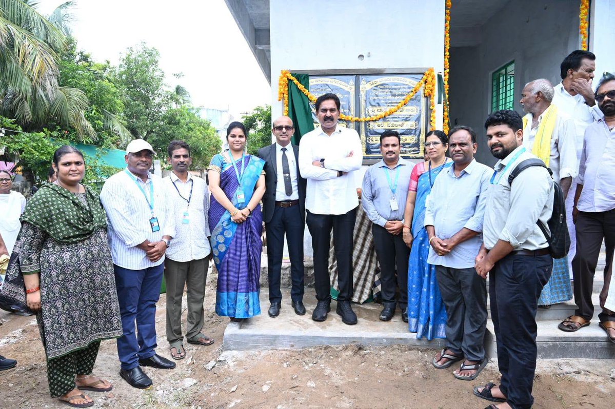BodePrasad's tweet photo. పెనమలూరు మండలం చోడవరం గ్రామంలో దాతల సహకారంతో నిర్మించిన నూతన గ్రంథాలయ ప్రారంభోత్సవ కార్యక్రమంలో పాల్గొనటమైనది.
సుమారు ₹20 లక్షల విలువైన భూమిని ఉచితంగా అందించిన దాత ప్రసాద్ గారికి, అలాగే CSR ద్వారా ₹10 లక్షల సహాయం అందించిన కెనరా బ్యాంక్ యాజమాన్యానికి, ఉద్యోగులకు హృదయపూర్వక కృతజ్ఞతలు. రోడ్లు, డ్రైనేజీతో పాటు విద్య, విజ్ఞానం కూడా గ్రామాభివృద్ధికి ఎంతో అవసరం. గ్రంథాలయం యువతలో పఠనాసక్తి, జ్ఞానాన్ని పెంపొందించేందుకు దోహదపడుతుంది.
చోడవరం గ్రామంలో రోడ్డు మరమ్మతులు, రైతు భరోసా కేంద్రం పూర్తి, రహదారి విస్తరణ, శాశ్వత డ్రైనేజీ, విద్యుత్ సమస్య పరిష్కారం, వాటర్ ట్యాంక్ తదితర అభివృద్ధి పనులను దశలవారీగా పూర్తి చేసేందుకు చర్యలు తీసుకుంటాం. రాబోయే 2–3 సంవత్సరాల్లో ప్రభుత్వ నిధులు, గ్రాంట్లను సమన్వయం చేసి చోడవరం గ్రామ సమస్యలకు శాశ్వత పరిష్కారాలు చూపిస్తాం అని తెలియజేయడమైనది.
#BodePrasad #PenamaluruMLA
#BodeForDevelopment #BodeForPeople
#BodeForPenamaluru #PenamaluruTDP
#PeoplesGovt #IdhiManchiPrabhutvam
#TeluguDesamParty #AndhraPradesh @JaiTDP
