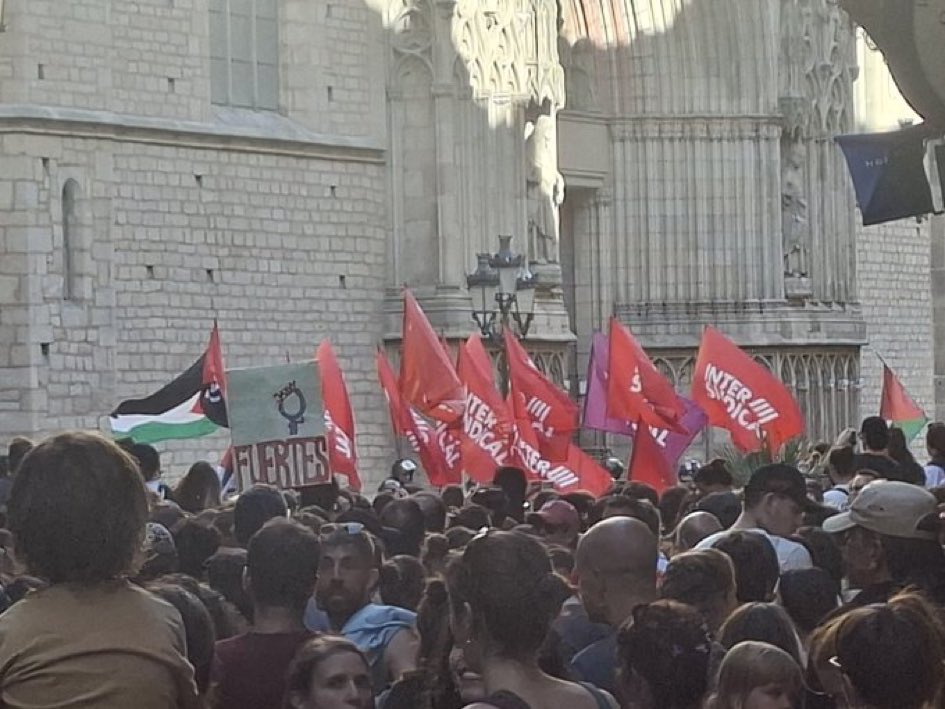 oscarpla_57's tweet photo. Això d’anar al santuari de l’independentisme amb la bandera d’algú que s’ha posicionat en contra de la independència m’ho haurien d’explicar molt poc a poc. I dubto que ho acabés entenent. https://t.co/1yZUQh4GGP