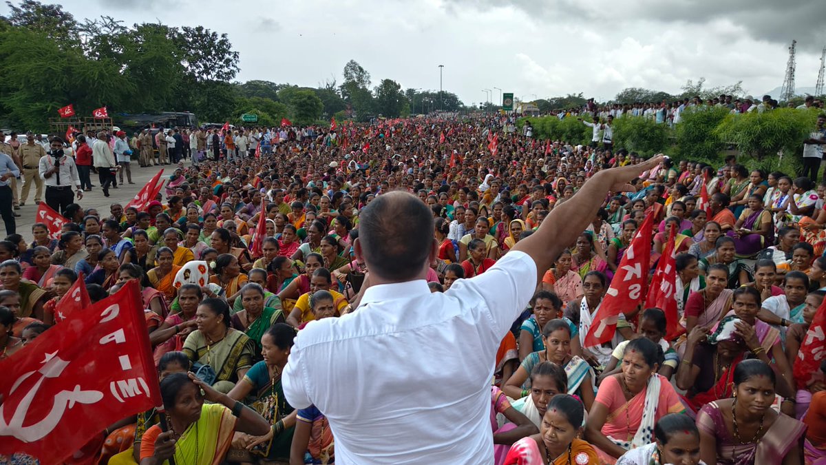 cpimspeak's tweet photo. 35,000+ PEOPLE BLOCK MUMBAI–DELHI HIGHWAY IN MAHARASHTRA OVER SMART METERS & EXORBITANT BILLS

More than 35,000 people, led by CPI(M), blocked the Mumbai–Delhi National Highway at Charoti in Dahanu, Palghar, Maharashtra, on September 10, protesting the forced installation of smart meters, exorbitant electricity bills and the high-handed behaviour of electricity board officials.

Despite heavy rainfall, the protesters stood firm until electricity board officials gave a written assurance to reduce the electricity bills of the people in the district through a 15-day campaign to begin at all electricity board offices from September 11.

The massive mobilisation saw the participation of AIKS, CITU, AIDWA, DYFI and SFI from Thane and Palghar districts. The protest was led by CPI(M) Polit Bureau member Ashok Dhawale, Central Committee member Vinod Nikole, District Secretary Kiran Gahala, State Secretariat member Prachi Hatiwlekar, and other senior leaders.

A determined people’s struggle wins a concrete victory!