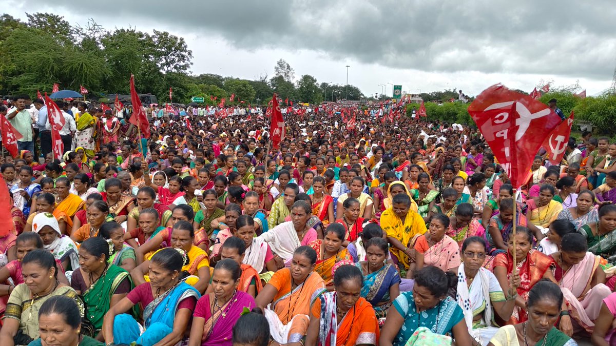 cpimspeak's tweet photo. 35,000+ PEOPLE BLOCK MUMBAI–DELHI HIGHWAY IN MAHARASHTRA OVER SMART METERS & EXORBITANT BILLS

More than 35,000 people, led by CPI(M), blocked the Mumbai–Delhi National Highway at Charoti in Dahanu, Palghar, Maharashtra, on September 10, protesting the forced installation of smart meters, exorbitant electricity bills and the high-handed behaviour of electricity board officials.

Despite heavy rainfall, the protesters stood firm until electricity board officials gave a written assurance to reduce the electricity bills of the people in the district through a 15-day campaign to begin at all electricity board offices from September 11.

The massive mobilisation saw the participation of AIKS, CITU, AIDWA, DYFI and SFI from Thane and Palghar districts. The protest was led by CPI(M) Polit Bureau member Ashok Dhawale, Central Committee member Vinod Nikole, District Secretary Kiran Gahala, State Secretariat member Prachi Hatiwlekar, and other senior leaders.

A determined people’s struggle wins a concrete victory!