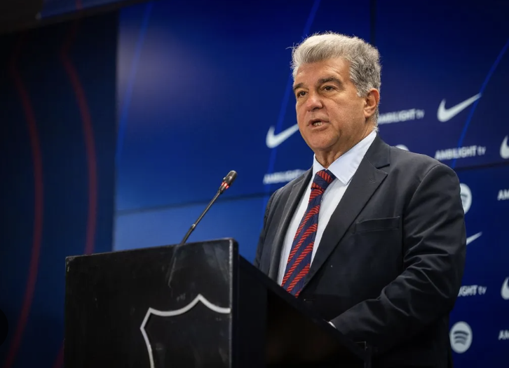 Barca_Buzz's tweet photo. 💰| Barça’s wage cap as specified by La Liga during Joan Laporta’s tenure(s).

2021-22 Summer: €98m.
2021-22 Winter:  - €144m. (Yes, Negative)

2022-23 Summer: €656m. (Thanks to Levers)
2022-23 Winter: €648m.

2023-24 Summer: €270m.
2023-24 Winter: €204m.

2024-25 Summer: €426m.
2024-25 Winter: €463m.

2025-26 Summer: €351m.
2025-26 Winter: €433m.

2026-27 Summer: €582m.
