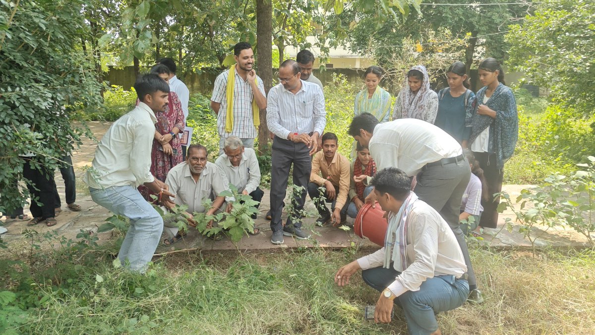 dr_vidrohi's tweet photo. आज शासकीय छत्रसाल महाविद्यालय पिछोर शिवपुरी में श्रमदान करते हुए। https://t.co/UJZ1MYULOj