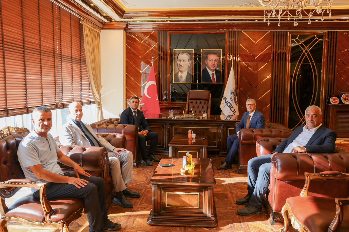 Erdalarikan12's tweet photo. Valimiz Sayın Cahit Çelik’i belediyemizde misafir ettik.

Şehrimizin öncelikleri, devam eden yatırımlarımız ve önümüzdeki dönemde hayata geçirmeyi planladığımız çalışmalar üzerine değerlendirmelerde bulunduk.

Bingöl’ümüz için kurumlarımız arasındaki güçlü iş birliği ve ortak çalışma anlayışını sürdürmeye devam edeceğiz.

Nazik ziyaretleri ve kıymetli değerlendirmeleri için Sayın Valimize teşekkür ediyorum.
@celikcahit