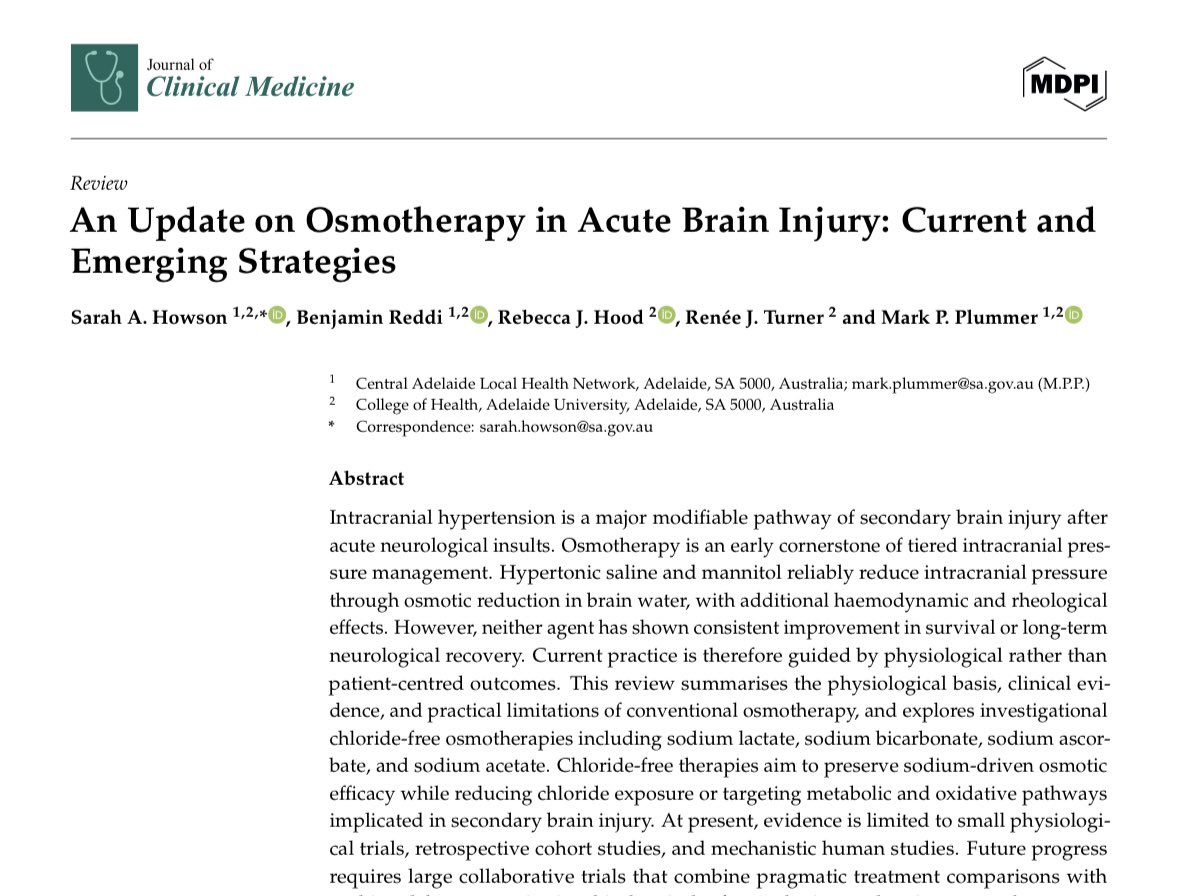 EmergPOCUS's tweet photo. 🧠🚨Manejo escalonado de la Hipertensión intracraneal

La idea es simple no todo empieza con manitol ni termina en craniectomía. El manejo va por niveles 👇

Desde la optimización fisiológica básica hasta intervenciones

🧠 Nivel 0 — Medidas básicas
• Analgesia/sedación adecuada
• Cabeza a 30–45°
• Cuello en posición neutra, favorece retorno venoso
• Normoxia + normocapnia
• Normotermia
• PAM >65 mmHg
• Evitar hiponatremia
• Considerar profilaxis anticonvulsiva
• Corregir glucosa y otras causas de deterioro neurológico
• Considerar línea arterial/CVC

🤷🏽‍♂️ Nivel 1 — Primera línea
• Aumentar analgesia y sedación si la PIC lo requiere
• Mantener PPC 60–70 mmHg
• PaCO₂ en rango: 35–38 mmHg
• Considerar DVE para drenaje de LCR
• EEG cuando esté indicado
• Osmoterapia:
🧂 Salina hipertónica en bolos intermitentes o 💧 Manitol 0.25–1 g/kg

😓 Nivel 2 — Escalamiento
• Optimizar sedación
• Considerar bloqueo neuromuscular
• Aumentar PPC con líquidos/vasopresores/inotrópicos cuando corresponda
• PaCO₂ objetivo 30–35 mmHg
• Puede realizarse un MAP challenge para evaluar respuesta de la PIC

☠️ Nivel 3 — Rescate
• 🧠 Craniectomía descompresiva
• 💉 Coma barbitúrico profundo, idealmente guiado con EEG

Considera que la hipertensión intracraneal se trata por niveles, corrigiendo primero fisiología básica y escalando solo cuando la PIC sigue fuera de control.