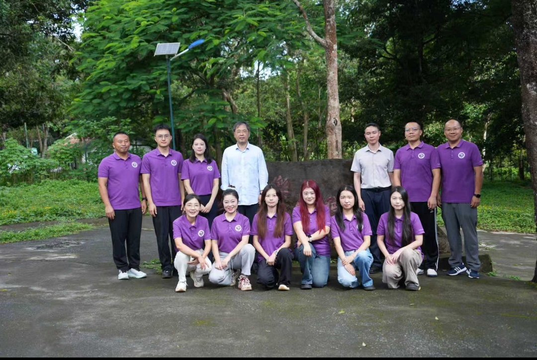 CN_Emb_SL's tweet photo. On September 10, Teachers’ Day, Ambassador Zhao Yong,  visited and conducted an inspection tour of the Confucius Institute at the University of Sierra Leone. He extended festive congratulations and sincere greetings to the Chinese teachers of the Institute. https://t.co/SVTlxXIOMT