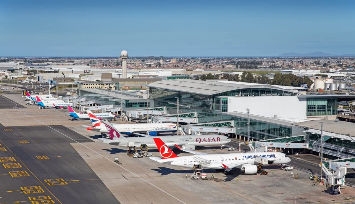 AfricaFactsZone's tweet photo. Cape Town International Airport in South Africa has been named Africa's Best Airport for 11 years in a row at the Skytrax World Airport Awards. https://t.co/NHOGG4xDg2