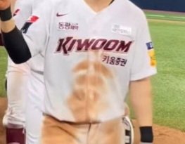 GONRTGO's tweet photo. 야선AU 가이카카
카카시 마르고 몸도 빠른 거 보면
아무래도 주루 잘할 것 같음
거포는 아니지만 안타는 꾸준히 치고 장타도 종종 쳐줄 것 같고
유격수도 좋을 것 같죠 내야수비의 중심이니깐.. 몸 날려 수비하느라 복근 모양대로 유니폼에 흙 묻었으면 좋겠네..
김ㅎㅅ 선수의 흙니폼처럼😚 https://t.co/vl1W4V4qwc