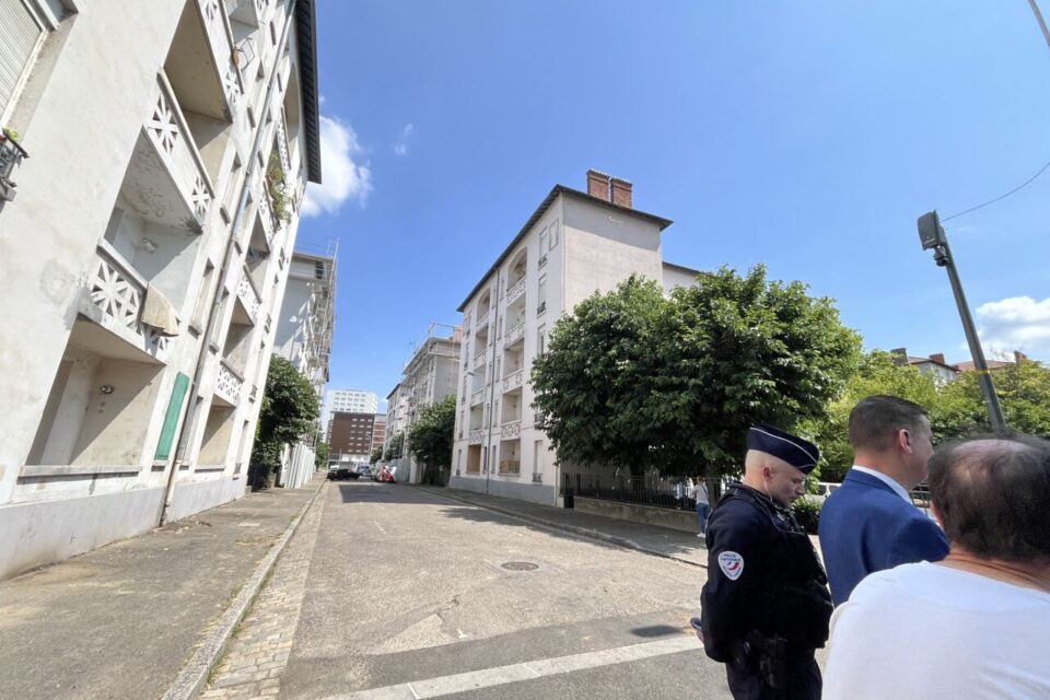PoliceSCSI's tweet photo. #Lyon, dans le quartier de Gerland : trafic de crack en plein essor, dealers qui offrent la première dose aux victimes, riverains confrontés à des scènes de « zombies » dans les rues.
Le #narcotrafic, c’est le commerce de la mort qui  détruit des vies, broie des innocents et ne cherche qu’un seul objectif : celui du profit, peu importe les dégâts humains.
L’État doit mener une lutte sans pitié contre ces criminels.
La Justice doit sévir fermement, sans faiblesse.
#SoutienFDO.
https://t.co/5E0wiDAPoR