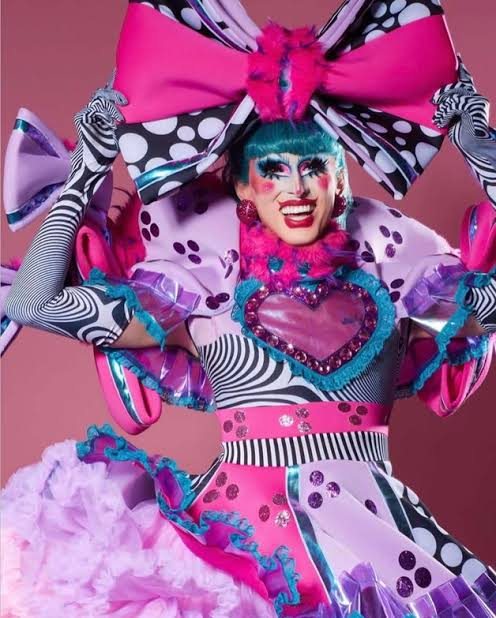 MsShiny_1997's tweet photo. What women do you know that have ever looked, or more accurately WANTED to look, like this outside of shows??!!!!! 😂😂

Drag is art and theatre. If your imagination is closed to such beauty, then that's a YOU problem, not these wonderful queens. https://t.co/G4fSCT5zqt
