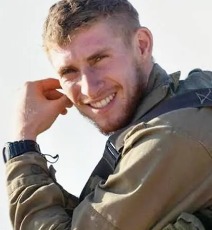 Itongadol's tweet photo. Tres años después de la Masacre del 7 de Octubre, 290 niños llevan en Israel el nombre Aner, que sus padres eligieron en honor al sargento Aner Eliakim Shapira, un héroe que estaba desarmado y fuera de servicio, refugiado con mucha otra gente en un refugio, y sacrificó su vida para devolver siete granadas lanzadas por terroristas palestinos de Hamás antes de ser asesinado.
Decenas de personas sobrevivieron gracias a él.
El periodista del Canal 13 de la televisión israelí Matan Ayala, uno de esos padres, tuvo la iniciativa de reunir a muchos de los niños con sus familias y generar este revivificante video.
(Itongadol/Agencia AJN)