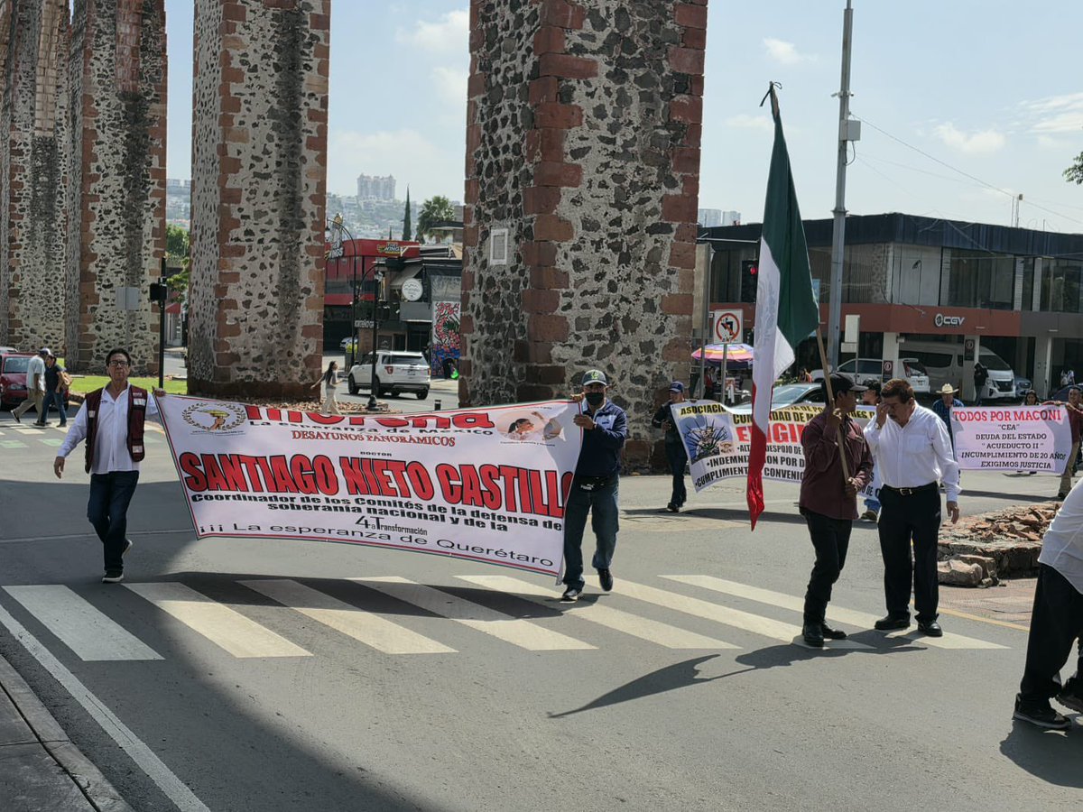 PedroBufalo's tweet photo. 20 simpatizantes de @SNietoCastillo decidieron salir a marchar en apoyo a su “candidato” colapsando el tráfico en #Queretaro.

Eso es lo que quieren traer a tierra Santa, caos. https://t.co/5mqeAJJ4HW