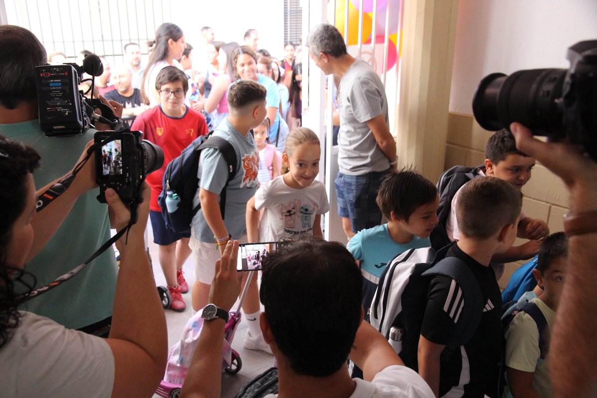 AytoLucena's tweet photo. #EDUCACIÓN 🎒 | 3.633 niños y niñas han vuelto hoy a las aulas de nuestros colegios.

El alcalde Aurelio Fernández ha dado la bienvenida a la comunidad educativa al nuevo curso, que arranca con una cifra récord de 906 ayudas escolares municipales.

ℹ️ https://t.co/5TXZPoa6Fs https://t.co/5P046I8iey