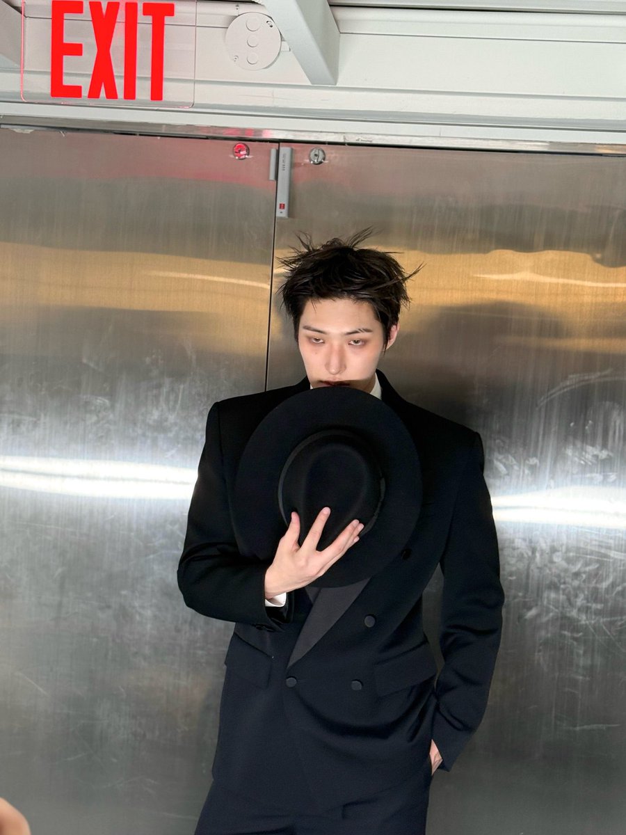 mingirz's tweet photo. All black, head to toe, the double breasted suit tailored sharp, fabric smooth and heavy, fitting like it was made exactly for this. https://t.co/nn8WyE22VE