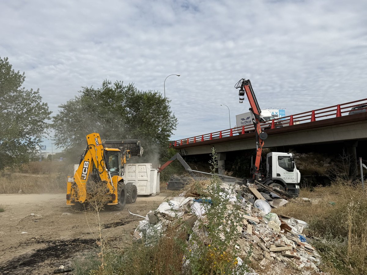 AytoLeganes's tweet photo. 🚮 Esta mañana, profesionales de @Leganes_MAmb han procedido a retirar escombros y residuos del polígono de Prado Overa

🧹 El Ayuntamiento asume su responsabilidad y trabaja para mantener #Leganés limpio y cuidado. Pero esta tarea debe ser de todos

🤝 La limpieza municipal no nos exime de la concienciación ciudadana para que, entre todos, consigamos a diario una ciudad mejor