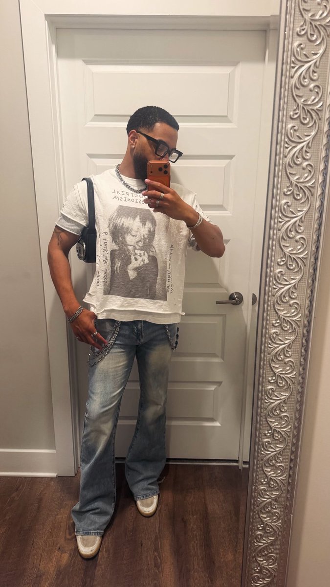 slaaygod's tweet photo. I love a good mirror fit pic https://t.co/1h7rDXkOk4