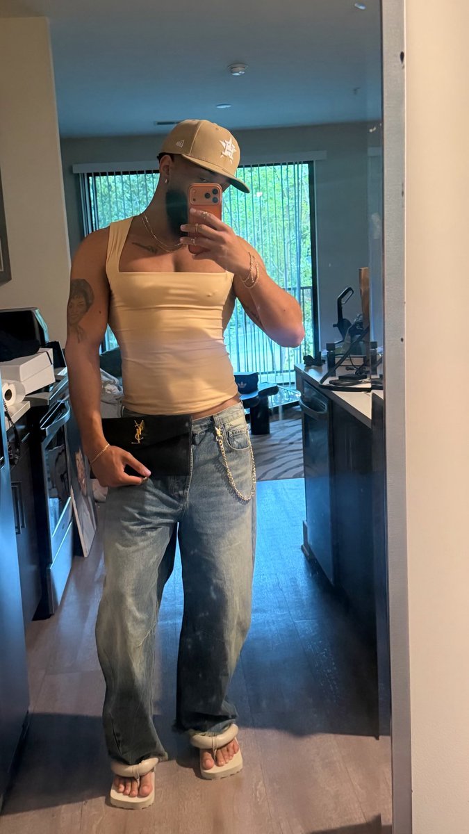 slaaygod's tweet photo. I love a good mirror fit pic https://t.co/1h7rDXkOk4
