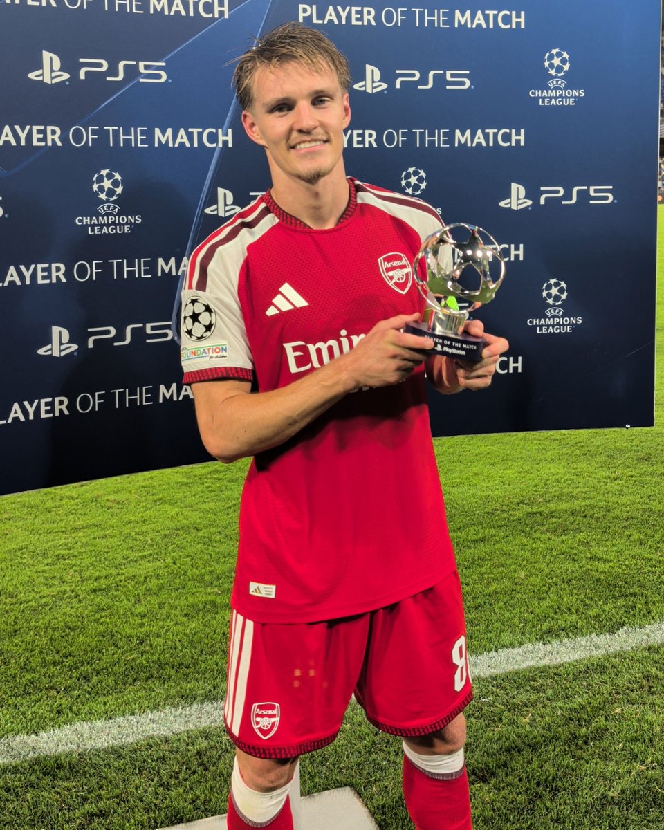 Arsenal's tweet photo. Earning his flowers 🏅 https://t.co/PejKbDjDt7