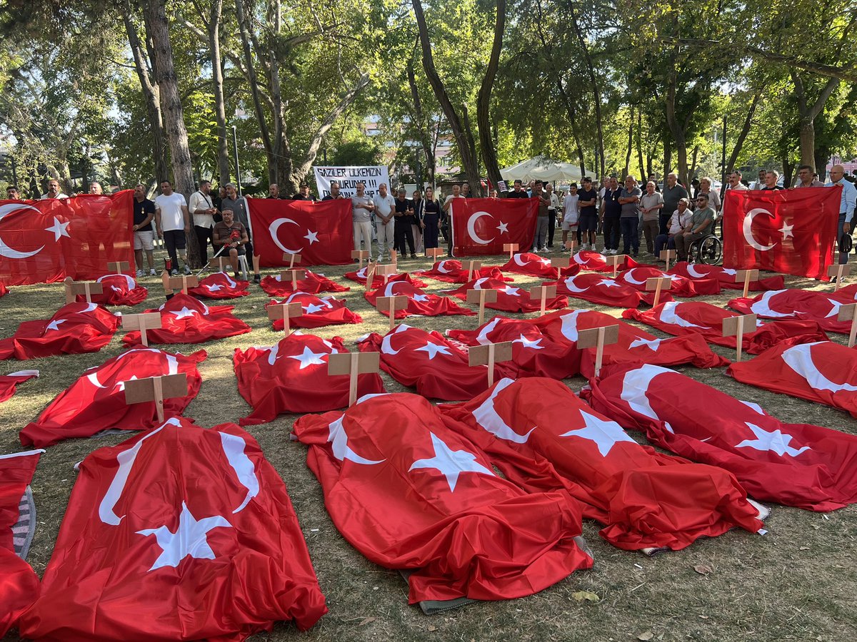 gazilerplatform's tweet photo. 📍 Güvenpark’ta günlerce süren Adalet Nöbeti, Türk milletinin vicdanına seslendi:

“Aynı kurşun, aynı bomba, aynı mayın… O halde neden farklı haklar?”

Biz lütuf istemiyoruz!
🇹🇷 Emsal düzeyde özlük haklarımızı istiyoruz! #ekimde #GazileriminYanındayım #güvenpark #unutma @oktay_saral