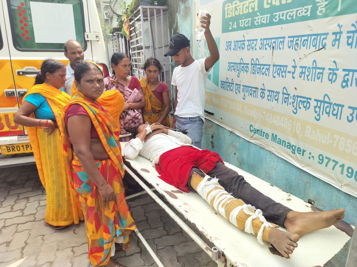 RJDforIndia's tweet photo. कूूट (गत्ता) बन गया है बिहार में प्लास्टर का विकल्प!
सदर अस्पताल जहानाबाद का शर्मनाक कारनामा!
हुलासगंज में सड़क दुर्घटना में घायल दोनों युवकों के टूटे हुए दाहिने पाँव में सदर अस्पताल में कूट बांधकर PMCH रेफर कर दिया गया!
सदर अस्पताल में भी प्लास्टर का सामान नहीं रहता है?
एक सदर अस्पताल पांव फ्रैक्चर का इलाज भी नहीं कर सकता है?
#Bihar #Health 

@yadavtejashwi #RJD