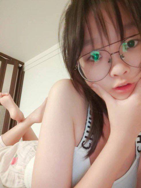 Rowenajnu5y's tweet photo. 高中时期咋就不能迷人点儿呢 那股子俏皮劲儿才更招人稀罕呢 #反差诱惑 #女m https://t.co/IoetE0BJWX