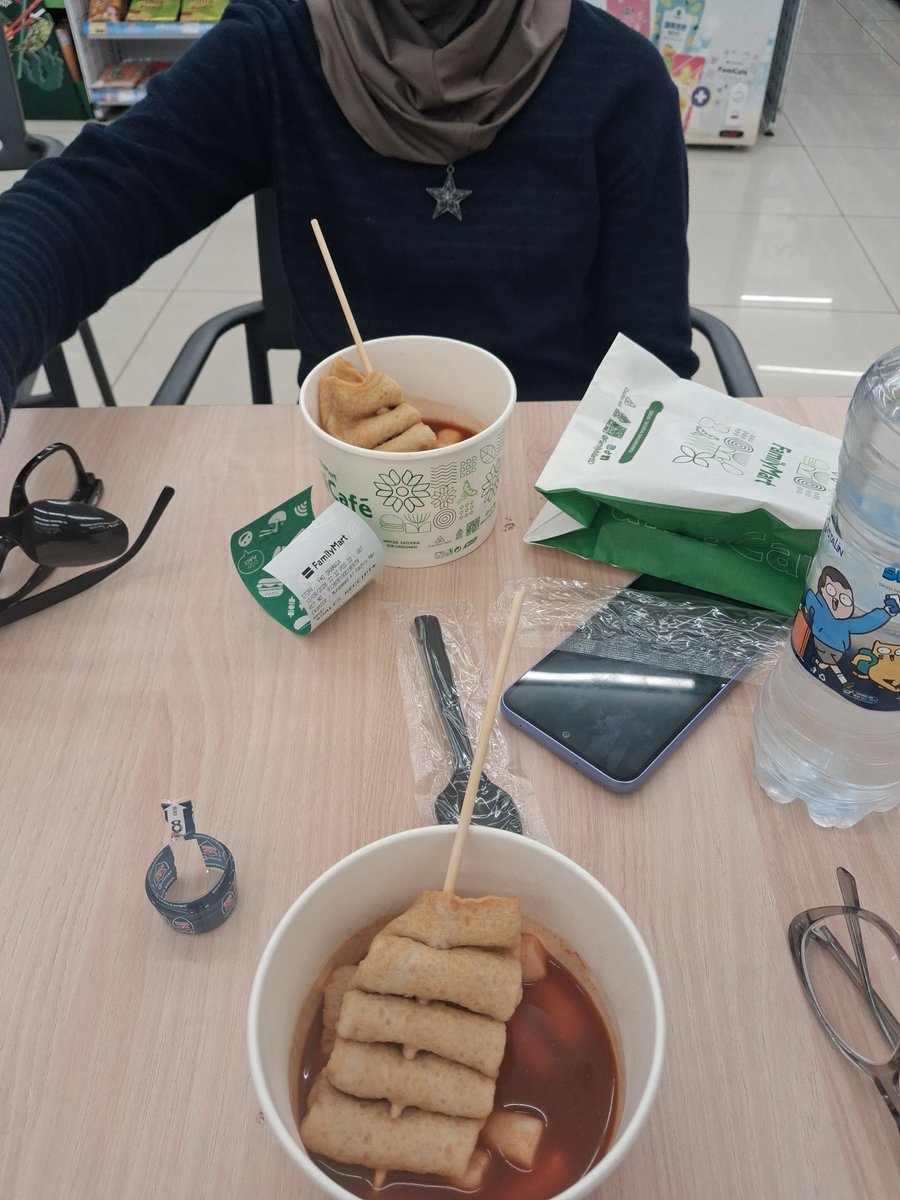 biienjoue's tweet photo. one thing about me, aku benci keaadaan canggung. that's why aku menghindari jalan berdua sama orang. tapi aku selalu seneng kalo berduaan sama esa, soalnya aku bisa jadi diriku sendiri :> https://t.co/ntc3MHW2zW