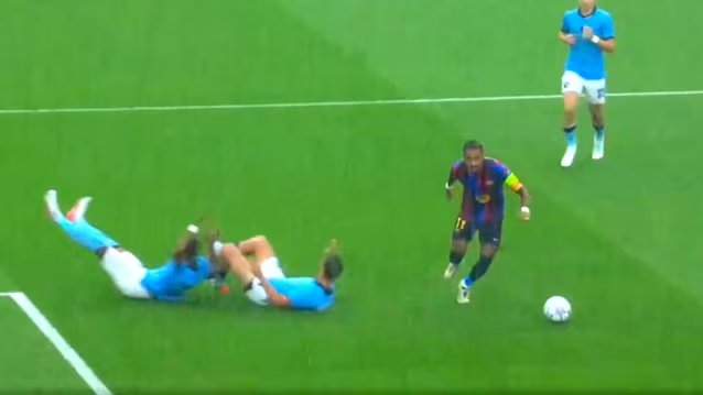 Ibrahim_Barca28's tweet photo. @FCBarcelona Raphinha really sent two grown men back to Rotterdam 😭 https://t.co/1lrnCyP2pL