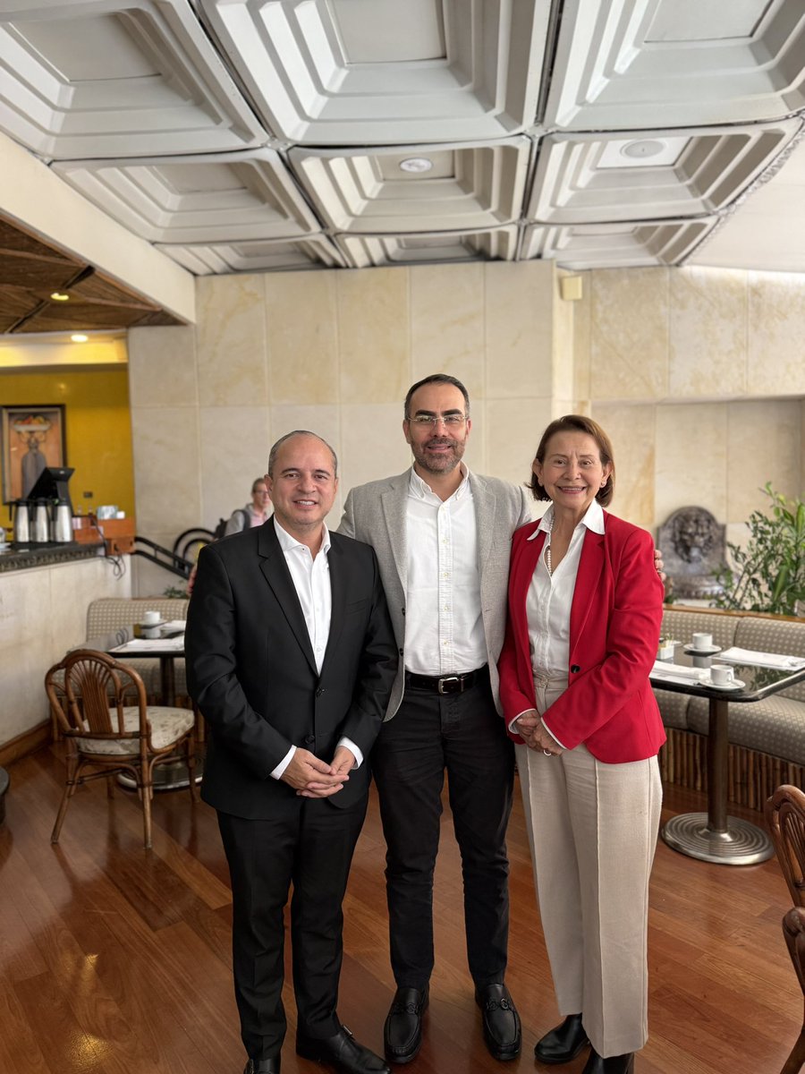 HildaGutiCD's tweet photo. Hoy, junto al senador @Juan_EspinalR, nos reunimos con Francisco Andrés Ramírez, de Asogravas, para hablar sobre los retos y oportunidades de la minería, los materiales de construcción y el desarrollo de infraestructura en Cundinamarca y Colombia. 🏗️⛏️🇨🇴

Trabajamos por una minería responsable y un sector de la construcción con reglas claras, que genere empleo, inversión y desarrollo para nuestras regiones.💪🏼