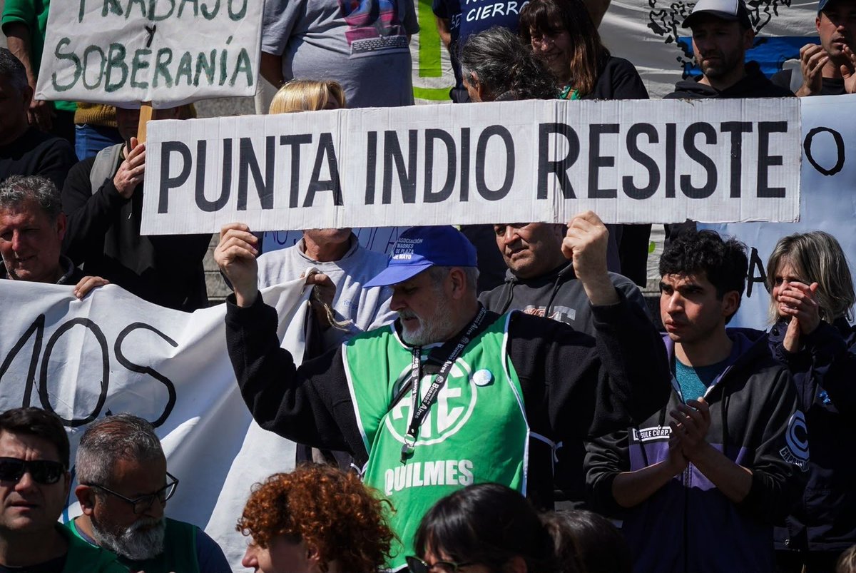 MercedesCabezas's tweet photo. Una vez más, la masividad de nuestra organización y del pueblo de Verónica se manifestó frente al Edificio Libertad. 
A pesar de las trascendidos periodísticos, le seguimos poniendo el cuerpo a la defensa de la #Baseaeronaval Punta Indio y a la defensa de las trabajadoras y trabajadores civiles de las Fuerzas Armadas.
La base no se cierra!