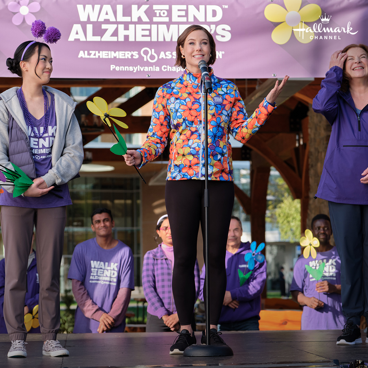 alzmichigan's tweet photo. 📺 In @hallmarkchannel's #FallingTogether, #ENDALZ Celebrity Champion Ashley Williams' character recruits friends and neighbors to participate in #Walk2EndAlz. Catch the film TONIGHT at 6/5 p.m. CT and start your Walk team today: https://t.co/cvXMd8Jybx. https://t.co/dXFyECkPdf