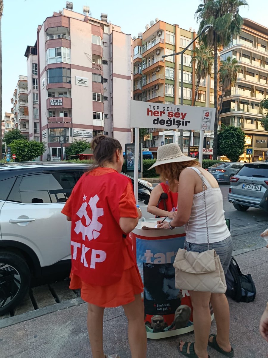 TKPMersin's tweet photo. Yeni Yüzyılda Cumhuriyet Olacaksa;
TKP İLE GÖREV BAŞINA! 

Türkiye Komünist Partisi tam 106 yaşında, ülkemizi esir alan karanlığı defetmek için mücadele ediyor!

Sesimizin ulaştığı her emekçiyi, yurtseveri ve cumhuriyetçiyi safları sıklaştırmaya, Türkiye Komünist Partisi'nde örgütlenmeye davet ediyoruz.

Yaşasın TKP!
Yaşasın Sosyalist Cumhuriyet!

#TKP106Yaşında #Mersin