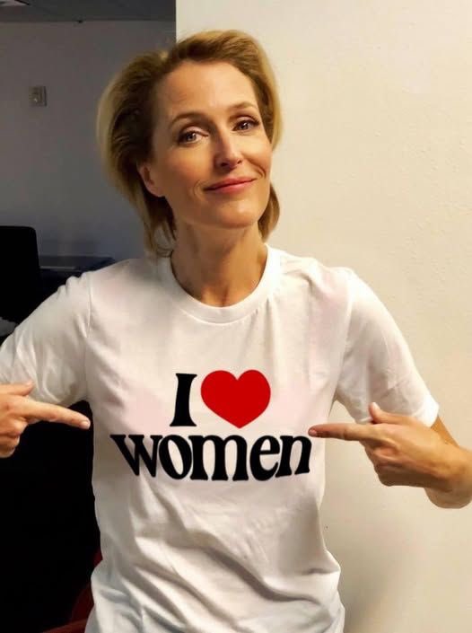 lesbocine's tweet photo. 🏳️‍🌈 A atriz Gillian Anderson falou sobre sua sexualidade e afirmou se identificar como pansexual.

Em entrevista ao The Australian, Gillian contou que o termo “pansexual” é o que melhor representa como ela se identifica atualmente. Gillian já havia falado anteriormente sobre sua atração por mulheres. Em 2012, em entrevista à Out Magazine, ela revelou ter tido relacionamentos com mulheres e, ao longo dos anos, falou sobre sua sexualidade de maneira fluida.

Agora, aos 58 anos, a atriz afirma publicamente que se identifica como pansexual.