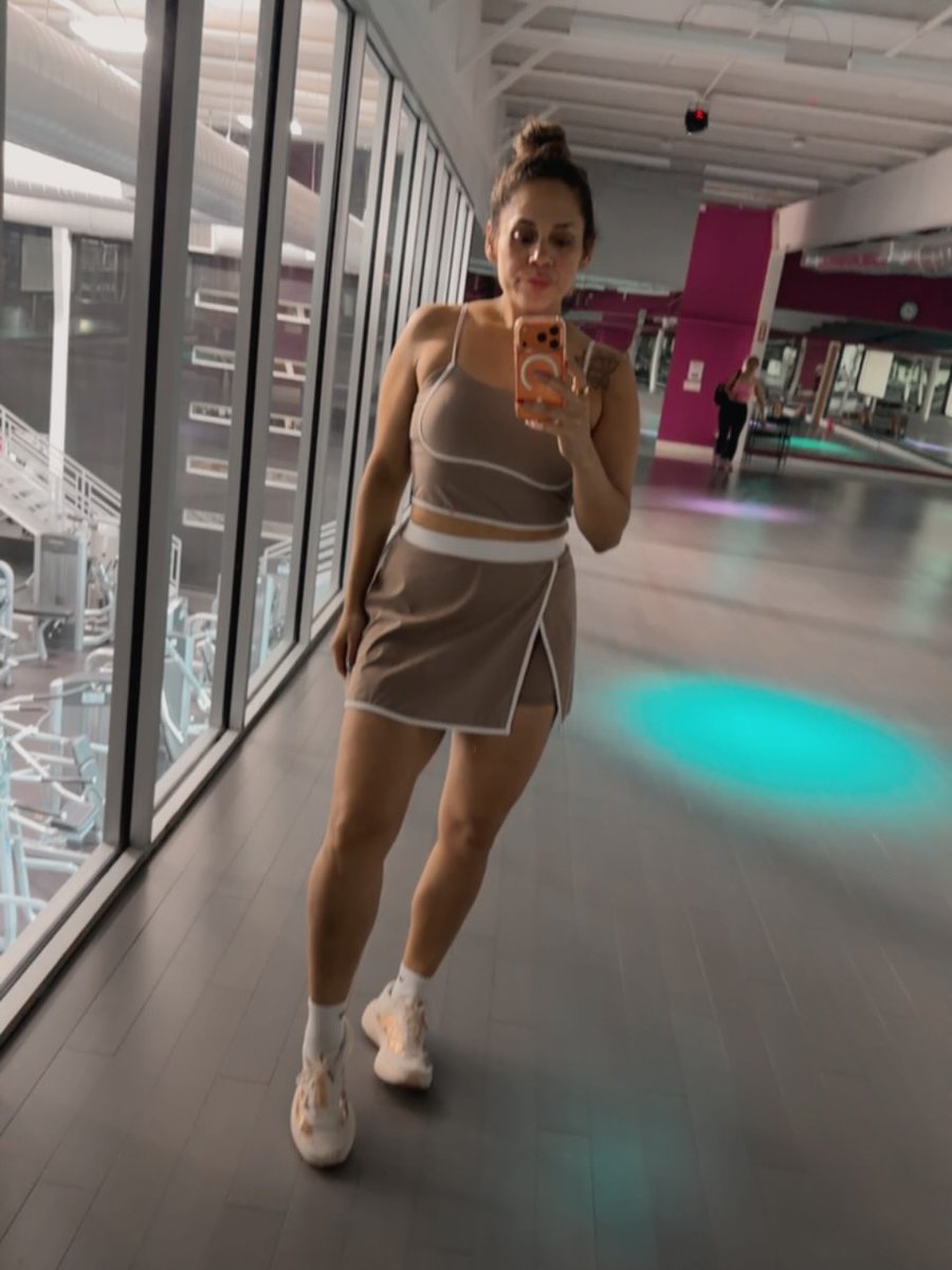 BellGonzalcp's tweet photo. Look in the mirror and keep shining. Three years ago, I had let go of working out and eating right—but that wasn’t me. Wake up with purpose, be better every day. Consistency no matter what. Who’s joining me next? https://t.co/aHxuciPiRW