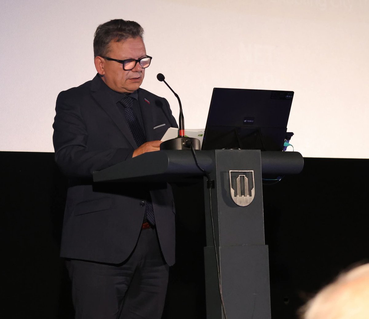 Fokus_stranka's tweet photo. 🏙️ Državni sekretar Rok Šimenc je na konferenci Welcome Future v Velenju poudaril: uspešen in pravičen prehod zahteva nova delovna mesta, usposabljanja in odločanje skupaj z regijo, ne brez nje.
🔗 https://t.co/e4upCv0NJV
#PravicniPrehod #Velenje #WelcomeFuture https://t.co/1E7one1ASy