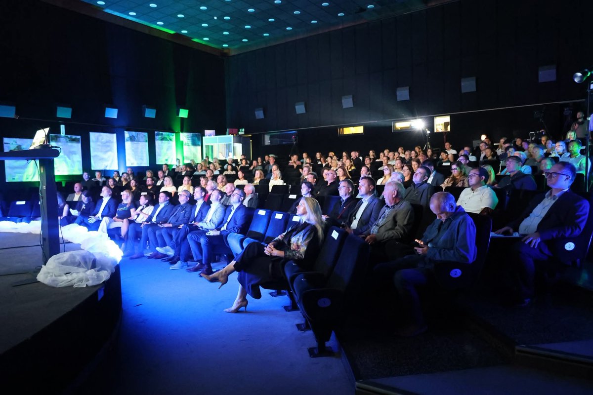 Fokus_stranka's tweet photo. 🏙️ Državni sekretar Rok Šimenc je na konferenci Welcome Future v Velenju poudaril: uspešen in pravičen prehod zahteva nova delovna mesta, usposabljanja in odločanje skupaj z regijo, ne brez nje.
🔗 https://t.co/e4upCv0NJV
#PravicniPrehod #Velenje #WelcomeFuture https://t.co/1E7one1ASy